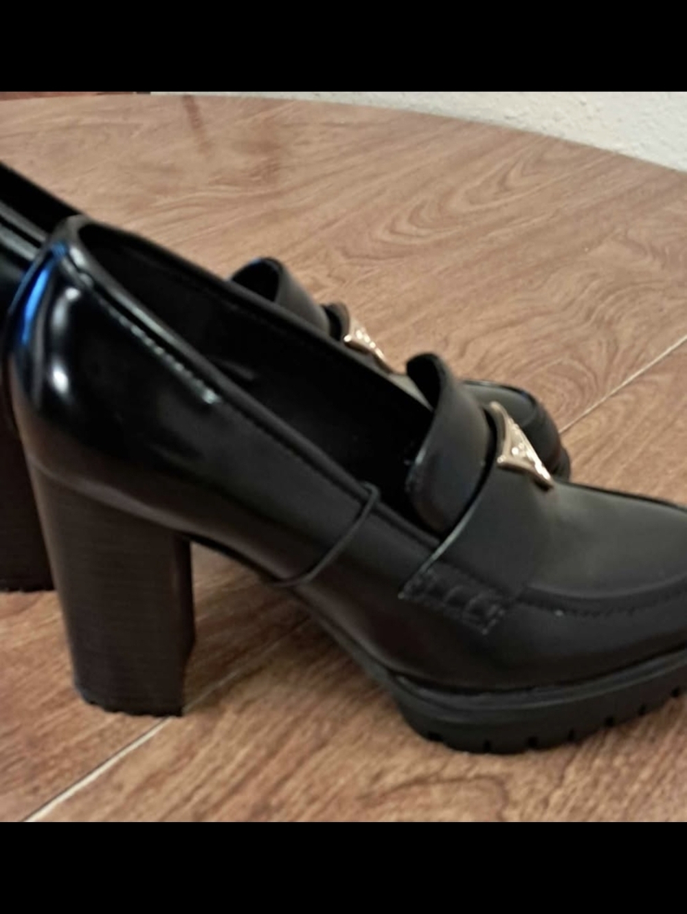 Size 8.5 GUESS CHUNK HEELS